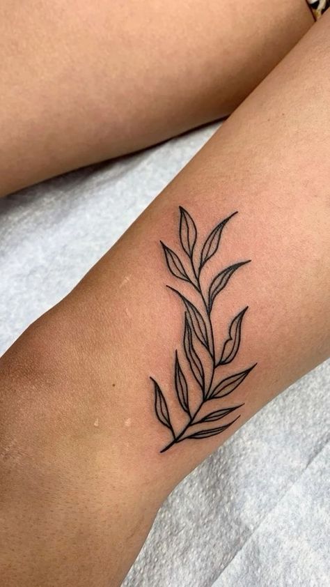 Leave Leg Tattoo, Leg Tattoos Leaves, Leaf Knee Tattoos Women, Best Knee Tattoo Ideas, Tattoos Of Plants, Leaf Tattoo Knee, Arm Ditch Tattoos For Women, Leaves Around Knee Tattoo, Leaf Leg Tattoos Women