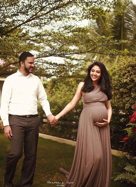 Kerala Maternity Photoshoot, Maternity Photography Kerala, Baby Shower Couple Outfits, Solo Maternity Poses, Traditional Maternity Shoot, Baby Shower Photography Poses, Elegant Maternity Shoot, Shower Poses, Pregnant Shoot