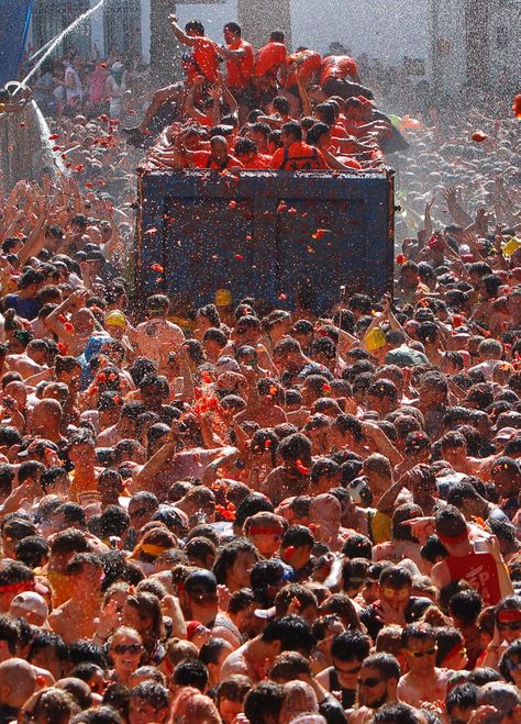 Thousands of revelers paint the town red at the annual La Tomatina festival in Bunol, Spain, held on the last Wednesday of August each year near Valencia. Bunol Spain, Tomatina Festival, La Tomatina Festival, Tomato Food, La Tomatina, Landscapes Beautiful, Backpacking Spain, Pagan Festivals, Spain Aesthetic