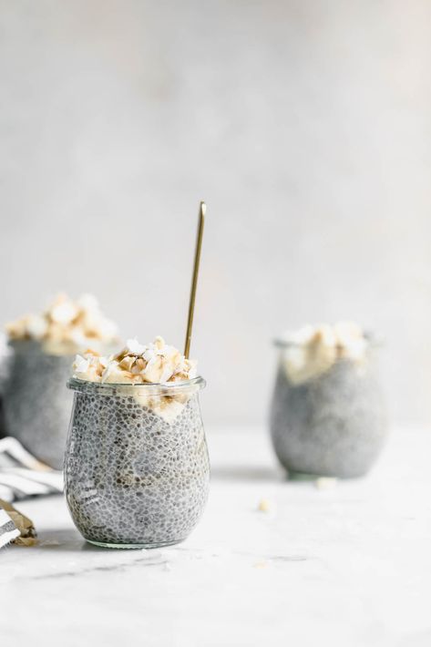 Perfect for weekday breakfast, this thick vegan Coconut Cream Pie Chia Pudding is made with almond milk and topped with banana, coconut flakes, and cashews Broma Bakery, Coconut Chia Pudding, Coconut Chia, Coconut Pudding, Chia Pudding Recipes, Coconut Cream Pie, Coconut Recipes, Food Blogs, Breakfast Brunch Recipes