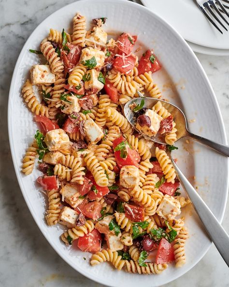 pasta salad in a bowl Ina Garten Pasta Salad, Easy Italian Pasta Salad, Feta Pasta Salad, Italian Chopped Salad, Best Pasta Salad, Making Pasta, Feta Pasta, Pasta Salad Italian, Perfect Pasta