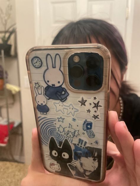 Cute Phone Decor, Phone Accessories Aesthetic, Clear Decorated Phone Case, Ideas For Case Phone, Phone Cases Decoration Ideas, Decorated Phone Cases With Stickers, Cute Clear Phone Case Ideas, Phone Case Layout, Clear Case Decoration Ideas