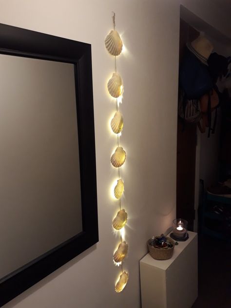 Seashell Room Decor Aesthetic, Shell Room Decor Aesthetic, Seashell Decor Diy, Diy Ocean Decorations, Seashell Crafts Diy Home Decor, Seashell Room Decor, Seashell Bathroom Ideas, Beachy Decorating Ideas, Shell Lamp Diy