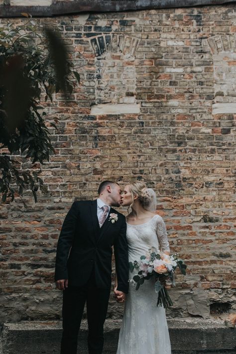 Brick Building Wedding Photos, Brick Wall Wedding Photos, Brick Wall Photoshoot Ideas, Brick Wedding Venue, Photography Concepts, Photo Engagement, Pic Inspiration, Wedding Portrait Poses, Wedding Colours