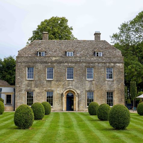 Pandora Taylor's house has a fearless and playful interior | House & Garden Leylandii Hedge, Georgian Houses, Chinese Lamps, Modern Georgian, Georgian Style Homes, English Manor, Manor Houses, Country Homes, Georgian Homes