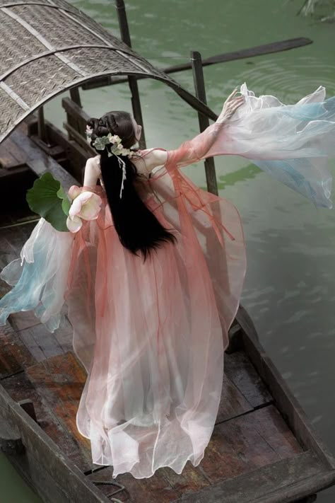 Hanfu Aesthetic, Dramatic Clothes, Chinese Princess Dress, Chinese Wedding Dress Traditional, Royal Clothes, Hanfu Girl, Chinese Dance, Cheongsam Modern, Chinese Aesthetic