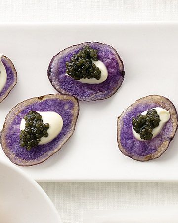 Purple potato chips with creme fraiche and caviar Caviar Recipes, Wedding Appetizers, Purple Food, Purple Potatoes, Fancy Food, White Plate, Snacks Für Party, Purim, Food Presentation