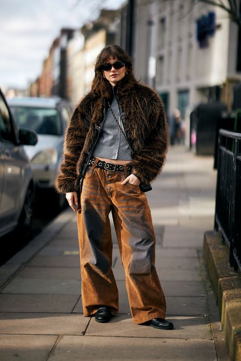 Tomboy Girls, Berlin Fashion Street, Ripped Jeans Style, Trendy Fall Fashion, Fashion Week 2024, Berlin Fashion, La Fashion Week, Style Winter, Urban Street Style