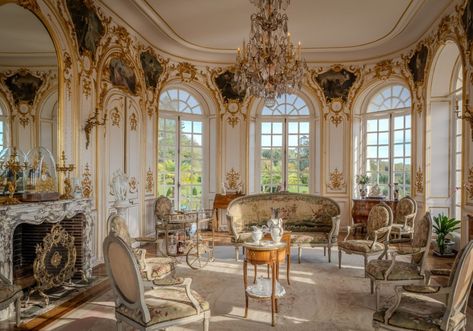 Le Petit Versailles, Pooky Lighting, and Dorothy Draper Decorating Weekend - The Glam Pad French Castle Interior, 18th Century Castle, Dorothy Draper, Glam Pad, Geothermal Heating, Palace Interior, English Castles, Opulent Interiors, Castles Interior