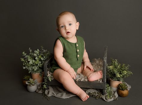 6 month old sitter session photo shoot in studio 6 Month Studio Photoshoot, 6 Month Boy Photo Shoot, 6 Month Photo Shoot Boy, Photography Poses Children, 6 Month Sitter Session, Sitter Session Photography, Photo Shoot In Studio, Photosession Ideas, 6 Month Session