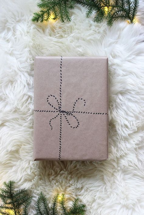 Christmas Brown Paper Wrapping Ideas, Christmas Wrapping Craft Paper, Wraping The Gifts Simple, Diy Wrapping Paper Christmas, Brown Paper Wrapping Ideas, Diy Christmas Wrapping Paper, Christmas Gift Wrapping Diy, Christmas Wrapping Diy, Christmas Gift Wrapping Ideas