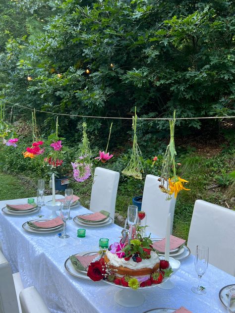 midsummer themed party. fairy flower theme Spring Fling Party, Garden Dinner Party, Diy Garden Ideas, Garden Dinner, Champagne Birthday, Fairy Garden Birthday Party, Garden Party Theme, Fairy Tea Parties, Fall Dinner Party