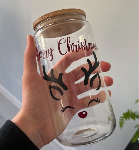 Christmas beer can styled glass with reindeer Beer Can Glasses Designs, Christmas Beer Can Cup, Christmas Glass Cups, Reindeer Cups, Decorate Glass Jars, Glass Tumbler Design, Beer Glass Cups, Cricut Christmas Ideas, Diy Christmas Presents