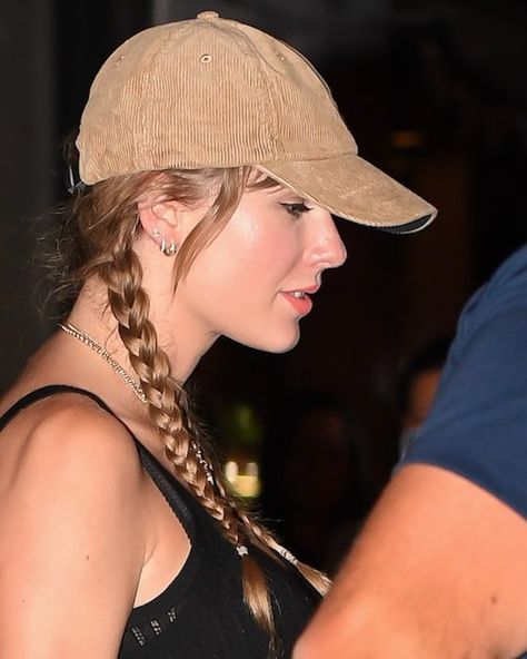 Taylor Swift's New Ear Piercings Just Helped Level Up Her Whole Look Punky Hair, New Ear Piercing, Taylor Swift Images, Ear Piercings Chart, Double Ear Piercings, Cool Ear Piercings, Taylor Swift New, B Fashion, Lobe Piercing