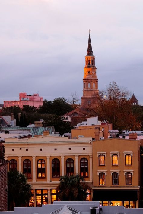 10 Best Things To Do At Christmas In Charleston, South Carolina Charleston At Christmas, Christmas In Charleston Sc, Things To Do At Christmas, South Carolina Christmas, Charleston Christmas, Christmas House Tour, Colorful Houses, Cobblestone Streets, Port City