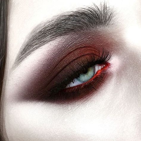 Vampire Eyeliner, Vampire Aesthetic Fashion, Red And Black Eye Makeup, Vampire Makeup Looks, Maquillage Goth, Vampire Makeup Halloween, Vampire Eyes, Drag Make-up, Vampire Makeup