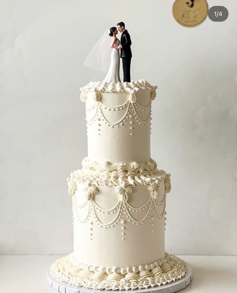 Classic Buttercream Wedding Cake, Classical Wedding Cake, 2 Tier Vintage Wedding Cake, Wedding Cake Inspo Elegant, Wedding Cake Designs 2024, Wedding Cake Vintage Elegant, Wedding Cake Designs Elegant 2 Tier, Wedding Cake Old Money, Old Money Cake