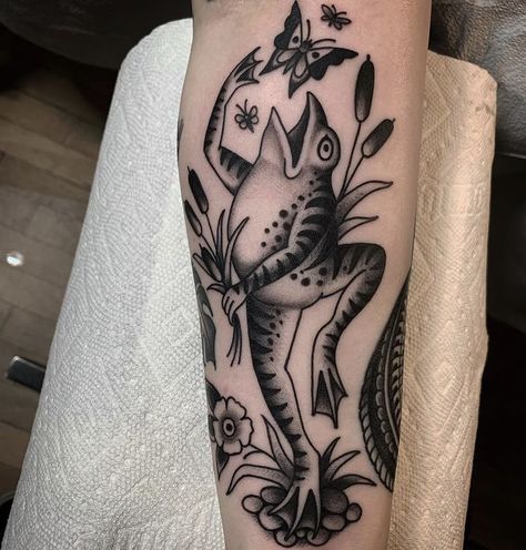 Traditional Tattoo Animals, Arte Hippy, Indian Feather Tattoos, Ma Tattoo, Traditional Tattoo Inspiration, American Traditional Tattoo Ideas, Traditional Tattoo Ideas, Frog Tattoo, Traditional Tattoo Designs