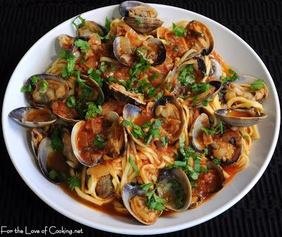 Linguine with Red Clam Sauce Red Clam Sauce Recipe, Red Clam Sauce, Clam Sauce Recipe, Seafood Linguine, Pasta Seafood, Clam Sauce, Taiwanese Cuisine, Recipes Seafood, Clam Recipes