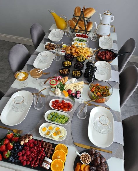 Simple Breakfast Table Setting, Breakfast Station Ideas, Breakfast Set Up Ideas, Brunch Set Up Ideas, Breakfast Table Ideas, Family Breakfast Table, Breakfast Family, Breakfast Presentation, Food Set Up