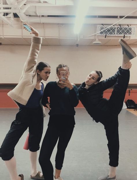 Dance Studio Mirror Selfie, Ballet Friends Pictures, Ballet Pics With Friends, Dance Friends Aesthetic, Ballet Friends Aesthetic, Dance Rehearsal Aesthetic, Ballerina Friends, Dance Selfie, Ballet Friends