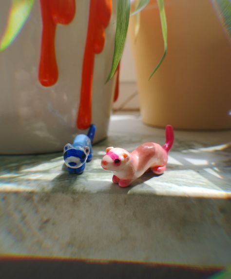 small assistants for artists or decorational desk buddies Polymer Clay Ferret, Mini Clay Dragon, Tiny Clay Things Easy Simple, Polymer Clay Desk Buddies, Clay Ferret, Cute Air Dry Clay Ideas Easy, Clay Desk Buddies, Desk Pals, Shark Crafts