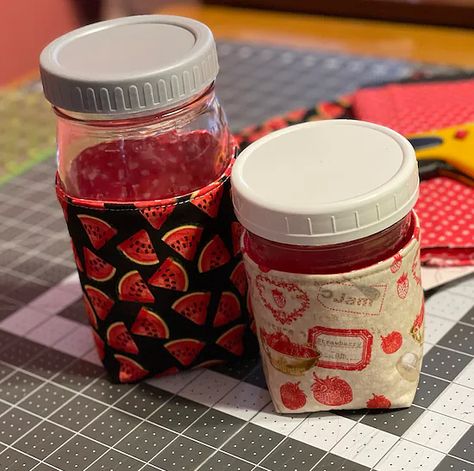 Canning Fabric Tops, Mason Jar Cozy Sew, Koozies Diy, Quilt Sewing Room, Mason Jar Cozy, Quilting Digest, Spring Quilts, Quilted Gifts, Christmas Mason Jars