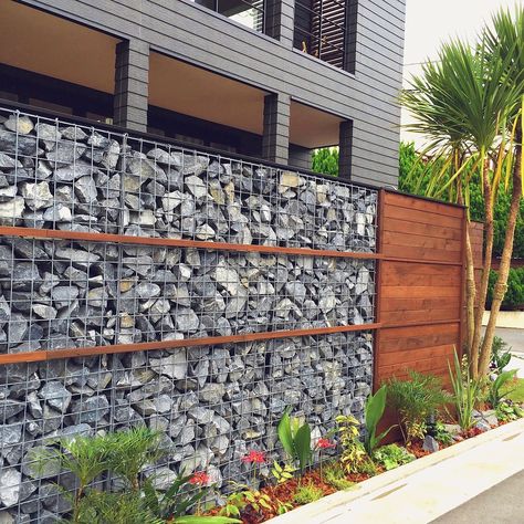 Stone Walls Garden, Fence Wall Design, Gabion Fence, Boundary Wall, Modern Fence Design, Gabion Wall, Compound Wall, Casa Country, Boundary Walls