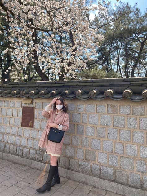 Spring In Korea Outfit, Cherry Blossom Outfit Ideas, Korea Spring Fashion, Taiwan Outfit, Spring Outfits Korea, Blossom Outfit, Cherry Blossom Outfit, Spring Korea, South Korea Style