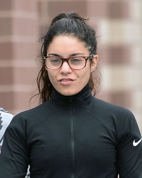 Vanessa Hudgens heads for a work out in New York City - Nov 7 Vanessa Hudgens No Makeup, Vanessa Hudgens Selfie, Adriana Lima Without Makeup, Celebrity Surgery, Mystery Men, Celebs Without Makeup, Celebrity Plastic Surgery, Makeup Course, Disney Channel Stars