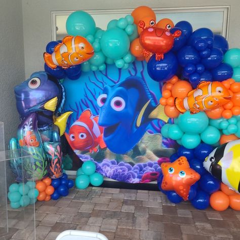 Nemo Themed 1st Birthday Party, Finding Nemo Centerpieces Diy, Finding Dory Party Ideas Decorations, Diy Finding Dory Party Decorations, Finding Nemo Birthday Decorations, Finding Nemo Theme Party, Nemo Balloon Arch, Finding Nemo 3rd Birthday Party, Nemo And Dory Birthday Party Ideas