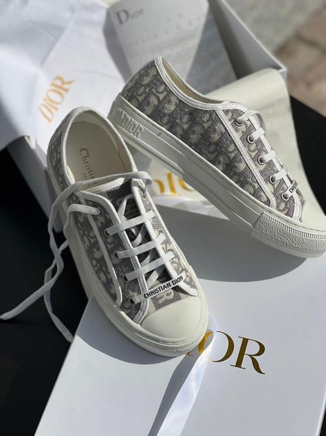 Designer Wishlist, Trendy Shoes Sneakers, Fashion Shoes Heels, Jordan Shoes Retro, Clothes Korean Style, Shoe Wishlist, Sneaker Lovers, Fancy Shoes, Girly Shoes