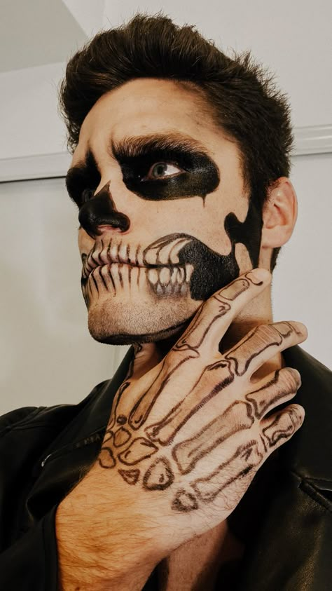 Skull Men Halloween, Men’s Skeleton Costume, Skeleton Man Makeup, Skeleton Make Up Man, Men’s Skeleton Makeup, Skull Make Up Men, Halloween Looks For Men, Mens Skull Makeup, Male Skeleton Makeup