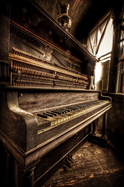 Ragtime es un género musical estadounidense caracterizado por una melodía sincopada y un ritmo acentuado en los tiempos impares (primer y tercero). James Nachtwey, Old Piano, 하울의 움직이는 성, Old Pianos, Band Poster, Foto Art, Dark Academia Aesthetic, Trik Fotografi, Academia Aesthetic