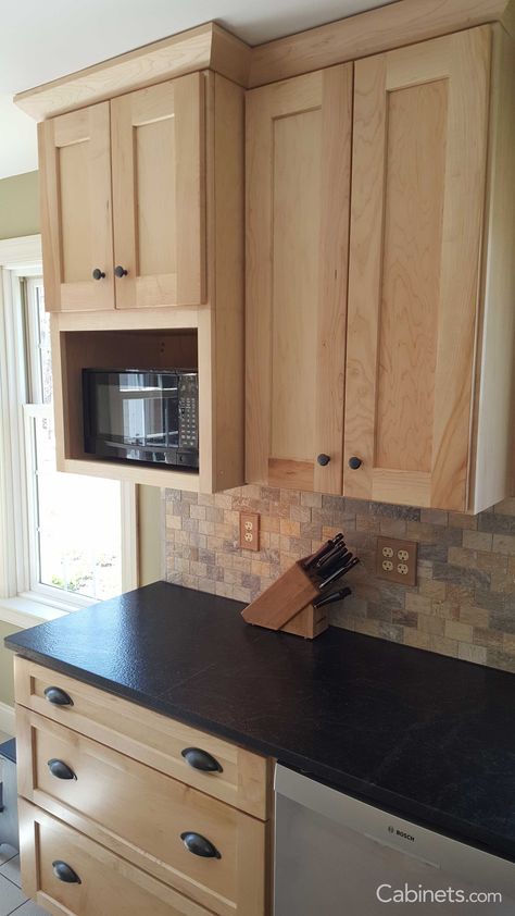 Small Shaker Kitchen, Natural Wood Kitchen Cabinets, Framed Kitchen Cabinets, Light Wood Kitchens, Natural Wood Kitchen, Maple Kitchen Cabinets, Clean Kitchen Cabinets, Light Wood Cabinets, Maple Kitchen