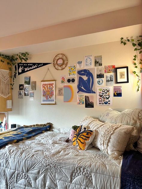 college dorm inspo cozy college dorm inspo cozy  pink college dorm inspo cozy  green college dorm inspo cozy  blue college dorm room inspo cozy Thrifted Dorm Room, Room Ideas Dorm, 90s Dorm Room, Georgetown Dorm, Funky Dorm Room Ideas, Dorm Inspiration Cozy, Cozy Dorm Ideas, Dorm Room Common Area Ideas, Granola Girl Dorm Room