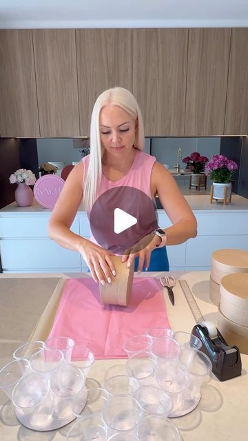 Brooke Fulton on Instagram: "Cupcake Bouqcake structure 🧁💐🩷  Want to learn how to elevate your buttercream floral cupcakes by presenting them in a standing arrangement? 🤗  I’m excited to share that I will soon be offering classes where I teach you how to construct a Cupcake Bouqcake from scratch - just like you see here 🤩  I will also be offering Intermediate Buttercream Flower Classes for those with some piping experience AND Private Classes for those who prefer to learn on a 1:1 basis!  No matter your skill level, I’ve got something for everyone! 🩷  Bookings will soon be available via my new website (which I saw a sneak peak of today and it’s looking amazing…eeeekkk!! Thank you Elina) 😍  And in the meantime….let’s construct some bouqcakes together 🧁🌺  Custom Business Sign From @ Floral Cupcake Arrangement, Cupcake Arrangement Ideas, Best Buttercream For Piping Flowers, Cupcake Bouquet Centerpiece, Cupcake Bouquet Diy, Cupcake Bouquet Tutorial, Cupcake Arrangements, November Baby Shower, Cupcake Container