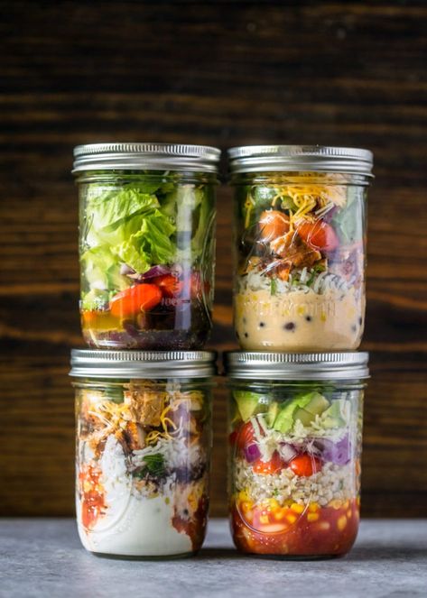 Mason jar burrito bowls make a great school lunch from Gimme Delicious Jar Lunch Ideas, Food In Mason Jars, Mason Jar Baking, Mason Jar Desserts Recipes, Mason Jar Mixes, Mason Jar Lunch, Mason Jar Pumpkin, Soup Meals, Spicy Ramen Noodles