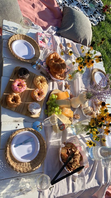 Pic nic, boston based events. Instagram @egypt.simone Party Food For Adults, Royal Tea Parties, Picnic Inspiration, Cream Scones, Royal Tea, Picnic Birthday, Pic Nic, Picnic Date, Birthday Party Food