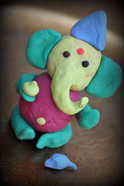 DIY Ganesha made from Plah-doh Clay Modelling For Kids, Diwali Photoshoot, Clay Art For Kids, Clay Ganesha, Ganesha Chaturthi, Ganesh Chaturthi Decoration, Ganapati Decoration, Clay Crafts For Kids, India Inspired