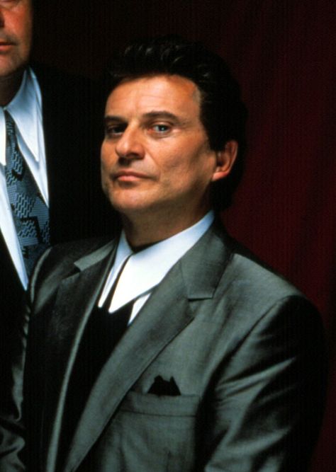 Gangsta Movies, Joe Pesci Goodfellas, Old School Hairstyles, Tommy Devito, Joe Pesci, Joe Mantegna, Male Portrait Poses, Gangster Movies, Actors Male