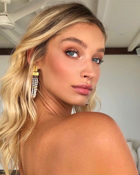 Soft Glam Boho Makeup, Super Natural Prom Makeup, Bridesmaid Makeup Yellow Dress, Glowy Makeup Bronze Formal, Light Prom Makeup For Blue Eyes, Sun Kissed Wedding Makeup, Prom Make Up Natural, Light Prom Makeup Natural, Make Up Looks For Blondes