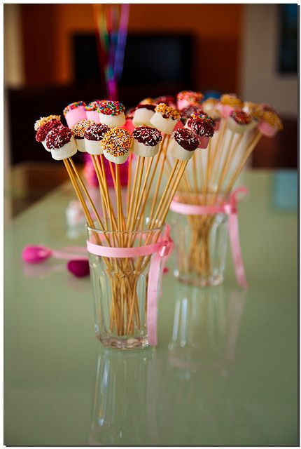 Mini Marshmallows Dessert Bord, Tårta Design, Marshmallow Sticks, Oreo Pops, Marshmallow Pops, Kids Party Food, Candy Table, Snacks Für Party, Party Treats