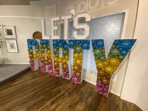 Diy Party Letters, Filled Letters Ideas, Letter Party Decorations, How To Make Giant Letters, Giant Letters Decoration, How To Make Large Letters Diy, Ballon Letters Diy, How To Make Balloon Letters, Big Letters Decoration Diy