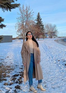 Pakistan Winter Fashion, Mountain Look Outfit Winter, Kashmir Clothes Style, Mountains Outfit Ideas, Honeymoon Dress For Women In Winter, Kashmir Ootd Winter, Kashmir Look For Women, Kashmir Honeymoon Outfits, Outfits For Shimla Trip