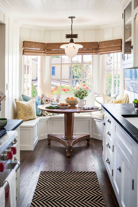 Kitchen Window Seat Ideas, Breakfast Nook Bay Window, Home Town Hgtv, Window Seating, Window Seat Kitchen, Small Cottage Kitchen, Decor Ikea, Cottage Kitchens, Beach Cottage Decor