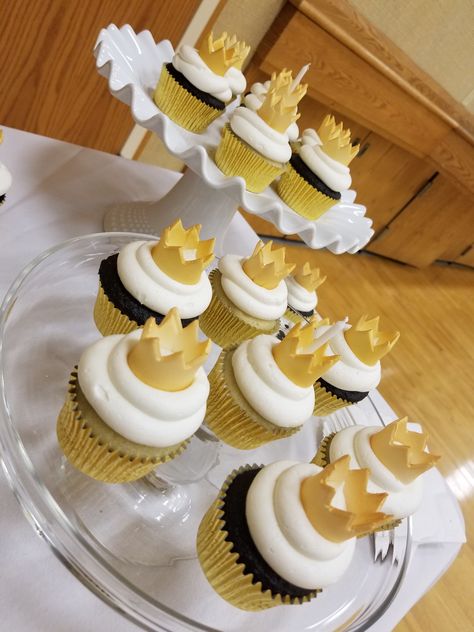 Mr Onederful Birthday Cupcakes, 1st Birthday King Theme, King Themed First Birthday, Notorious One Cupcakes, King Birthday Party, King First Birthday Theme, Hip Hop Cupcakes, Notorious Big One Birthday Cupcakes, King Theme Birthday Party Boys