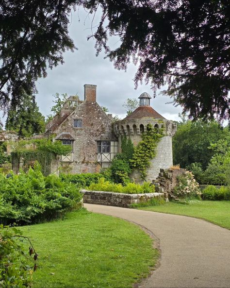 SWIPE ➡️ Good morning to you! While back in Kent, we had to return to the beautiful Scotney Castle, as we didn't have much time in April and never managed to view the inside of the main house or the house adjacent to the tower. Luckily, in-between the showers, we were able to see both and I'll share photos later in my gallery. This collection is of the ruins of the original 14th century castle and the only remaining of four original towers. I've taken so many photos of this beautifully romant... Scotney Castle, The Ruins, My Gallery, The Tower, Travel Lover, Uk Travel, 14th Century, Share Photos, Maine House