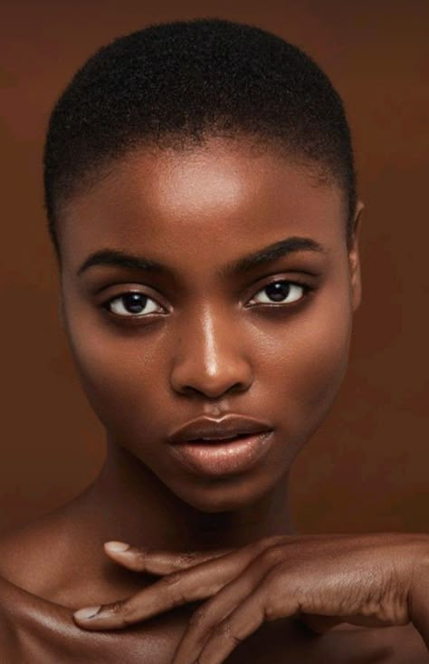 Beauty Shoot Poses Faces, Beauty Photoshoot Ideas, Icon Afro, Afro Female, Female Portrait Poses, Dark Skin Models, Model Headshots, Lipstick For Dark Skin, Skin Model