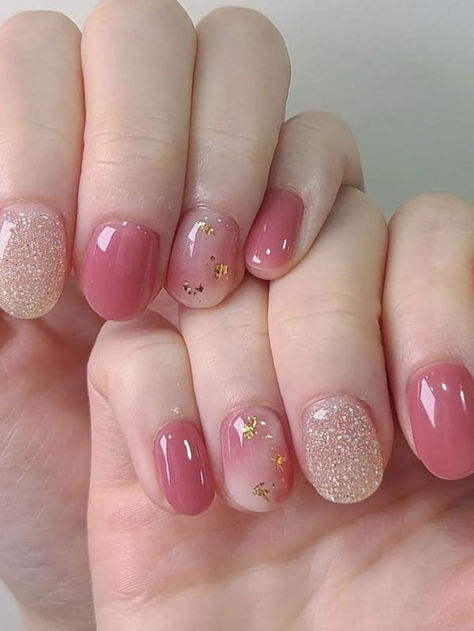 Korean dusty pink nails: gold foil and glitter Nail Art Nude Color, Dark Pink Nail Art, Kuku Pink, Dusty Pink Nails Design, Pink Korean Nails, Fancy Pink Nails, Nail Korean Style, Korean Nails Short, Dusty Pink Nails